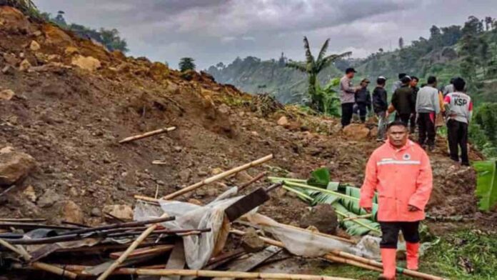 dampak bencana hidrometeorologi berupa tanah longsor di Bandung Barat