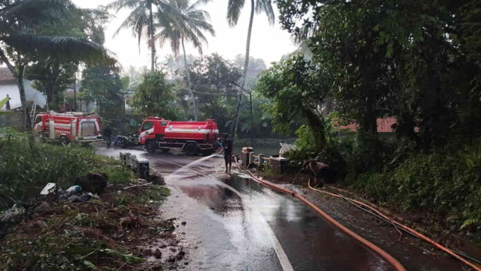 Tebing Longsor di Jalan Raya Kawali