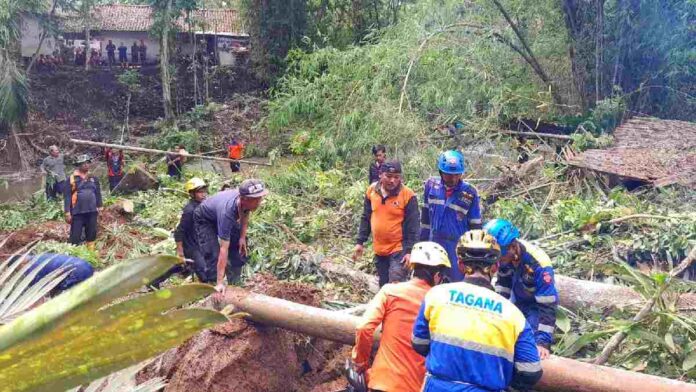 Tebing longsor timbun sungai