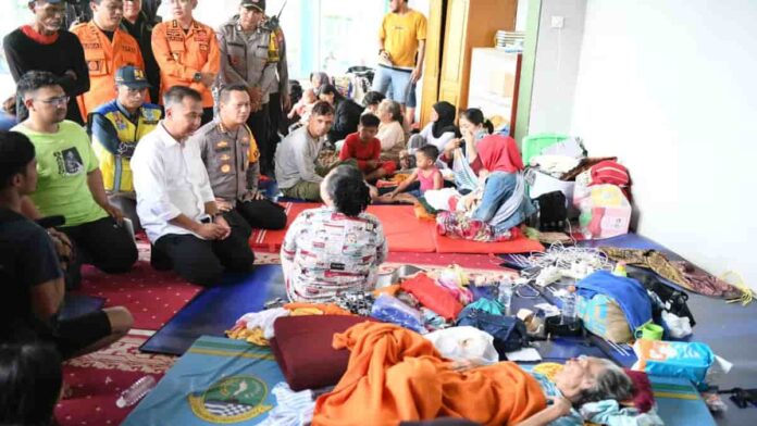 Pj Gubernur Jabar tinjau lokasi pengungsian warga terdampak banjir di Dayeuhkolot