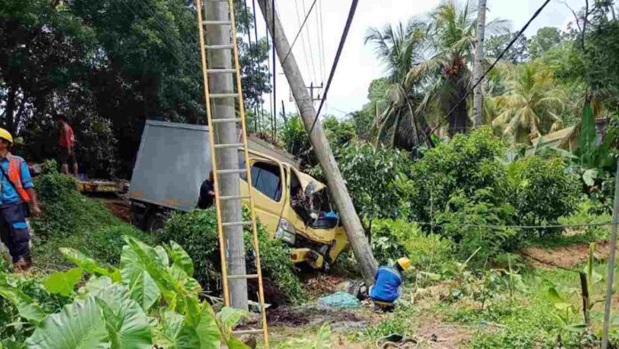 Truk Boks Kecelakaan di Ciamis, Terperosok dan Tabrak Tiang Listrik