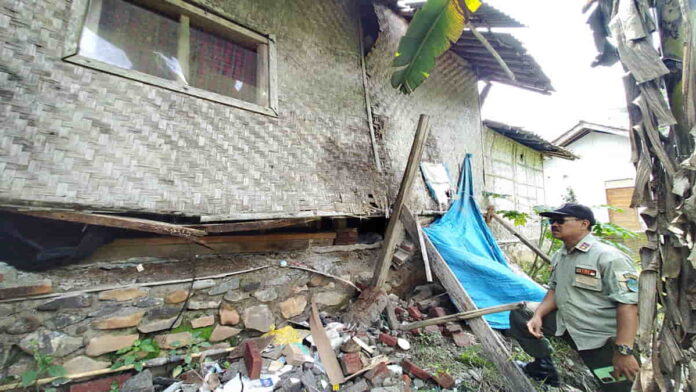 Warga Kota Banjar yang dinding rumahnya ambruk