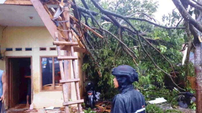 Angin Puting Beliung di Tasikmalaya