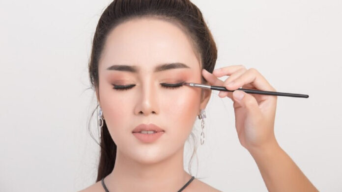 Cara memakai eyeliner bawah mata