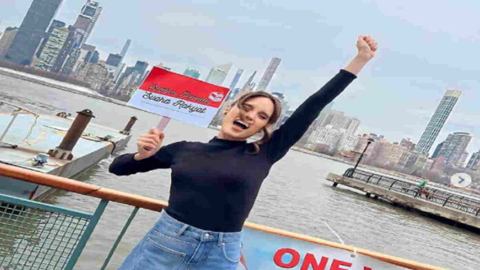 Cinta Laura Nyoblos di New York