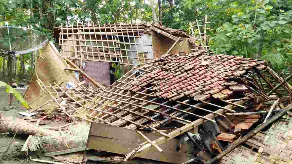 Diguyur Hujan Dan Angin Kencang Rumah Warga Banjaranyar Ciamis Ambruk