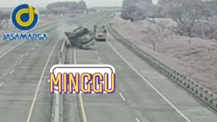 Kecelakaan di Tol Ngawi Terekam CCTV