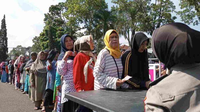 Momen Warga Garut Antre Beras Murah, Sudah Panas-panasan tapi Ada yang Tidak Kebagian