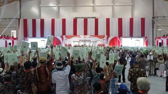 Jokowi serahka sertifikat tanah warga di Kabupaten Bandung