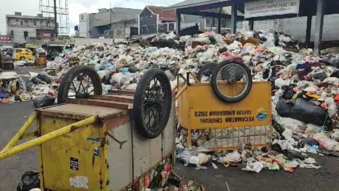 Sampah yang menggunung di Tasikmalaya