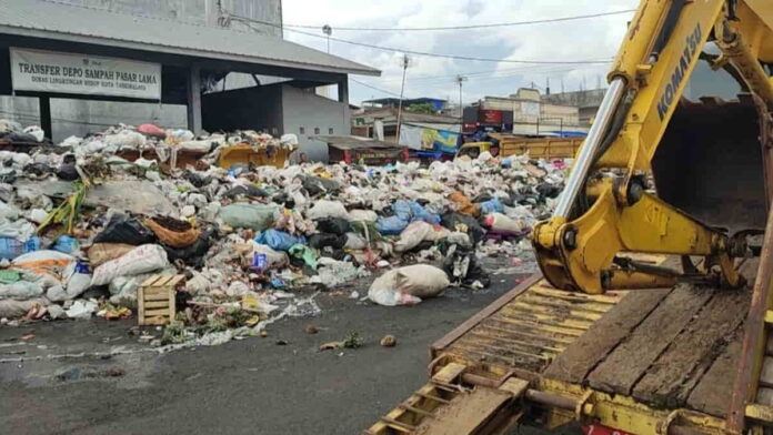 Tumpukan Sampah di Tasikmalaya