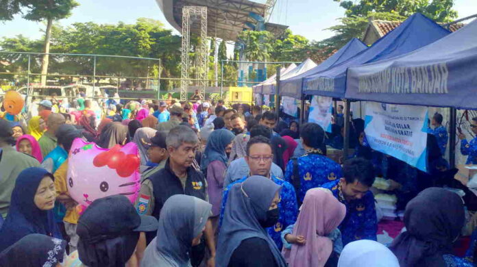 Warga Antri Makanan Gratis Perayaan Hari Jadi Kota Banjar ke-21