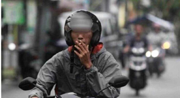 Merokok sambil Berkendara Motor