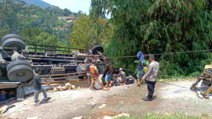 Truk Terbalik di Jalur Gentong