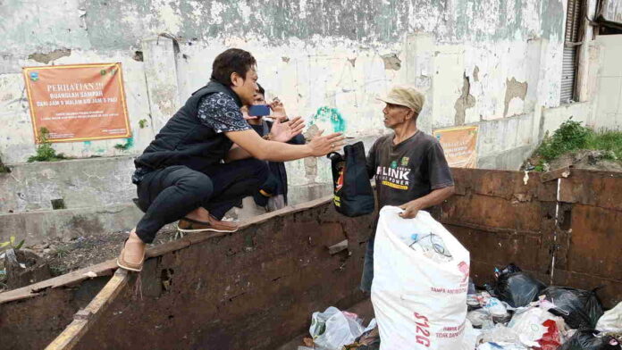 Bagikan Sembako, Tim Sancang Polres Garut Sisir Pemulung dan Dhuafa