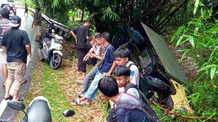 Diduga Jalanan Licin, Mobil Boks Terperosok ke Bawah Tebing di Ciamis