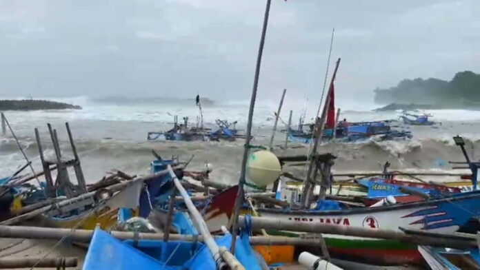 Gelombang pasang rusak puluhan gazebo dan perahu di Garut