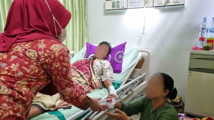 HUT PPNI ke-50, Perawat RSUD Pandega Pangandaran Bagi-bagi Takjil Gratis