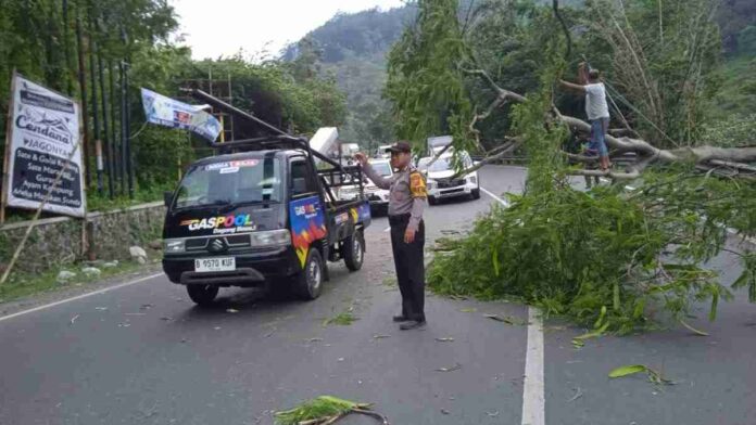 Jalan Raya Leles Menuju Bandung