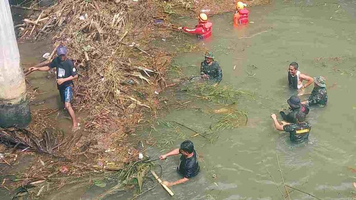 Kodim 0625 Pangandaran Bersihkan Sungai Citonjong Penuh Sampah