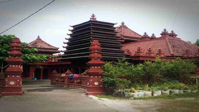 Masjid Merah Panjunan Cirebon, Tempat Musyawarah Para Wali