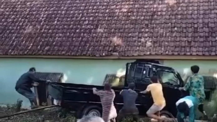 Mau Injak Rem Malah Gas, Mobil Bak di Tasikmalaya Tabrak Rumah Warga