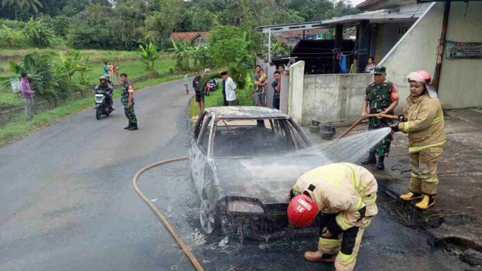 Mobil Sedan Hangus Terbakar di Ciamis, Satu Orang Luka Ringan