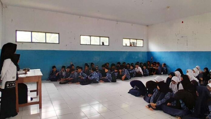 Murid SMP Plus Darul Ihsan Ciamis Terpaksa Belajar Sambil Lesehan