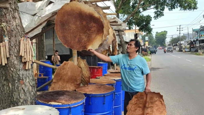 Penjual Bedug di Tasikmalaya