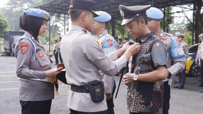 Briptu AR, salah seorang polisi yang bertugas di Polres Kota Banjar, Jawa Barat dipecat gegara penyalahgunaan narkoba.