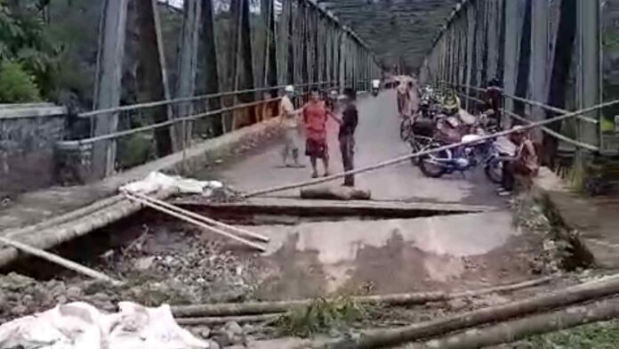 Pondasi Jembatan Amblas, Jalan Penghubung Cikatomas ke Karangnunggal Tasikmalaya Lumpuh Total