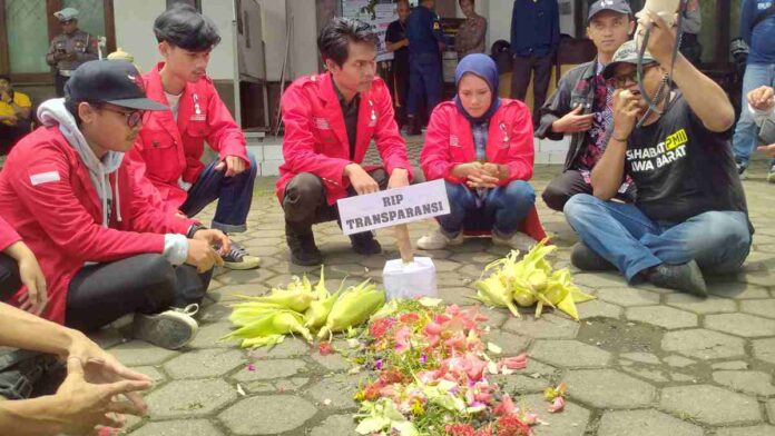 Rekrutmen Seleksi Pegawai Sarat Kecurangan, Mahasiswa Gelar Aksi Bikin Kuburan di Depan Kantor KPU Kota Banjar