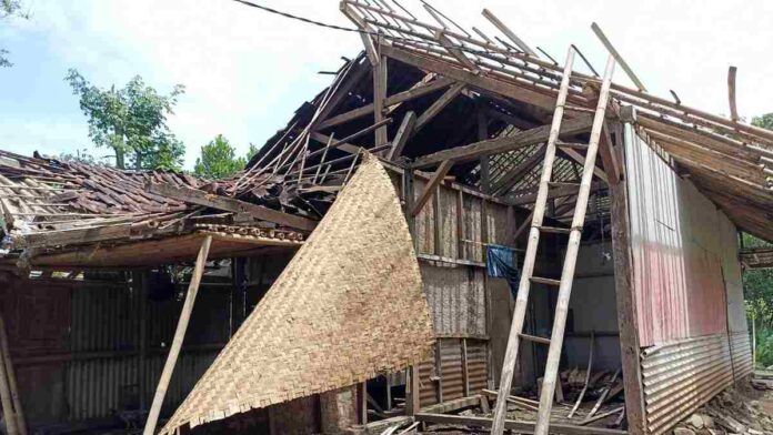 Rumah Warga Sukamukti Ciamis Ambruk Usai Diguyur Hujan