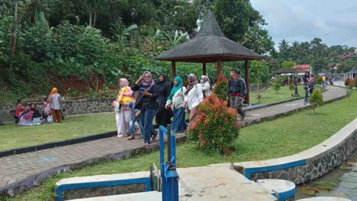 Situ Wangi Kawali Ciamis Dipadati Pengunjung yang Munggahan