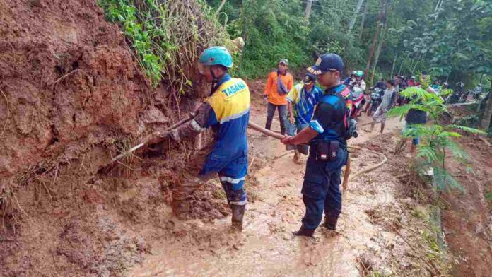 Tebing Longsor di Tasikmalaya, Dua Rumah Warga Terancam Ambruk