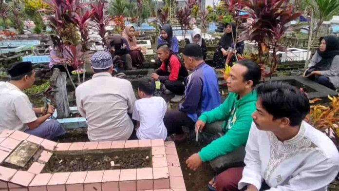 Tradisi Nyekar ke Makam