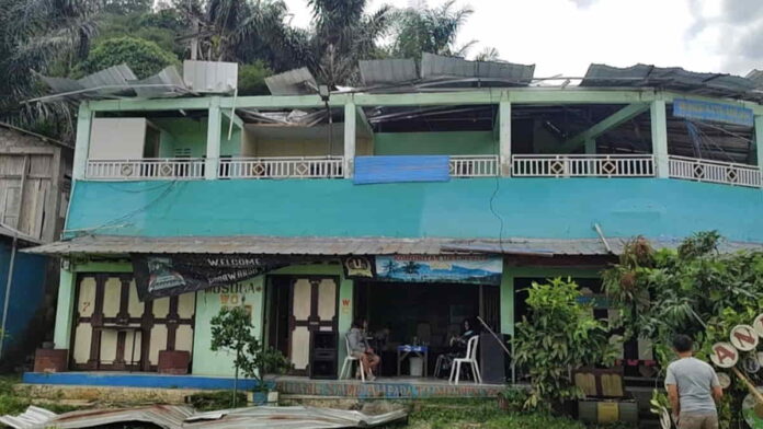 rumah dan warung di Galunggung Tasikmalaya porak poranda