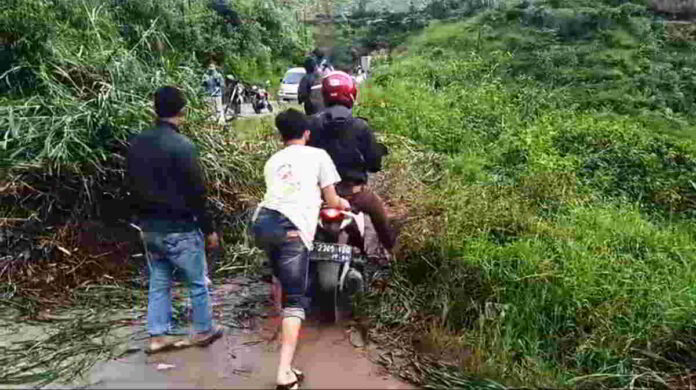 Longsor Tebing Tutup Jalan