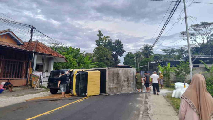 Akibat Pecah Ban, Sebuah Mobil Box Oleng dan Terbalik di Pamarican Ciamis