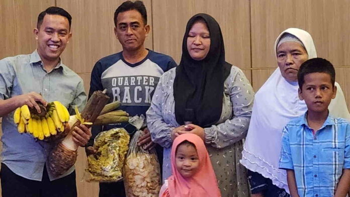 Diberi Hadiah Pisang oleh Warga Tak Mampu, Sendi Fardiansyah Terharu