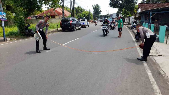 Diduga Hilang Kendali, Pemotor di Kota Banjar Tabrak Mobil