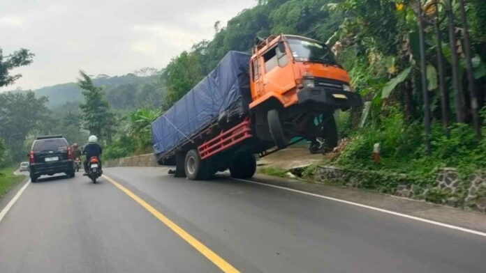 Diduga Tidak Kuat Menanjak, Sebuah Truk Standing di Tanjakan Cibeka Ciamis