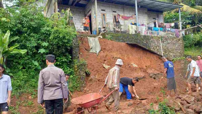 Hujan Deras, Dua Desa di Sadananya Ciamis Diterjang Longsor