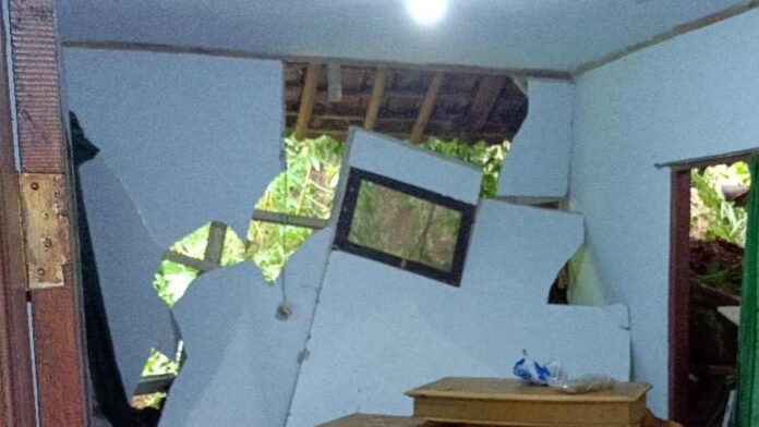 Hujan Deras, Sebuah Rumah Rusak Tertimpa Longsor di Cihaurbeuti Ciamis