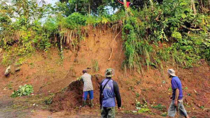 Imbas Tebing Longsor di Cipaku Ciamis, Akses Jalan Terganggu Tertutup Tanah