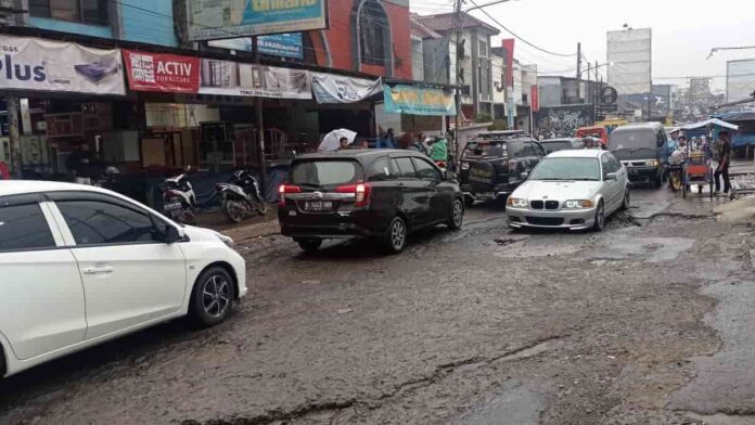 Jalan menuju destinasi wiata di Pangalengan Kabupaten Bandung rusak