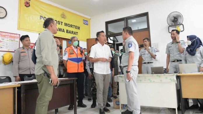 jenguk korban kecelakaan Jalan Tol Jakarta-Cikampek KM 58