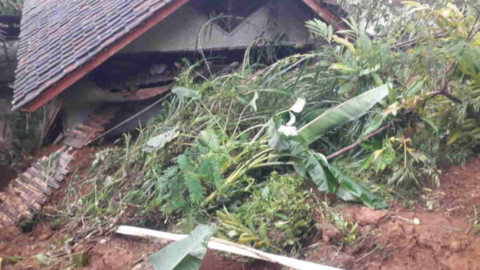 Longsor 2 Desa di Cikoneng Ciamis, Tutupi Jalan dan Timpa Rumah Warga