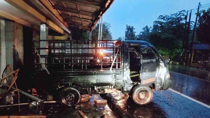 Mobil Seruduk Kios Ban di Cipaku Ciamis, Satu Orang Luka Cukup Parah