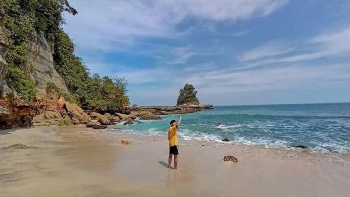 Pantai Karang Gantungan Sukabumi, Tersembunyi Namun Menarik